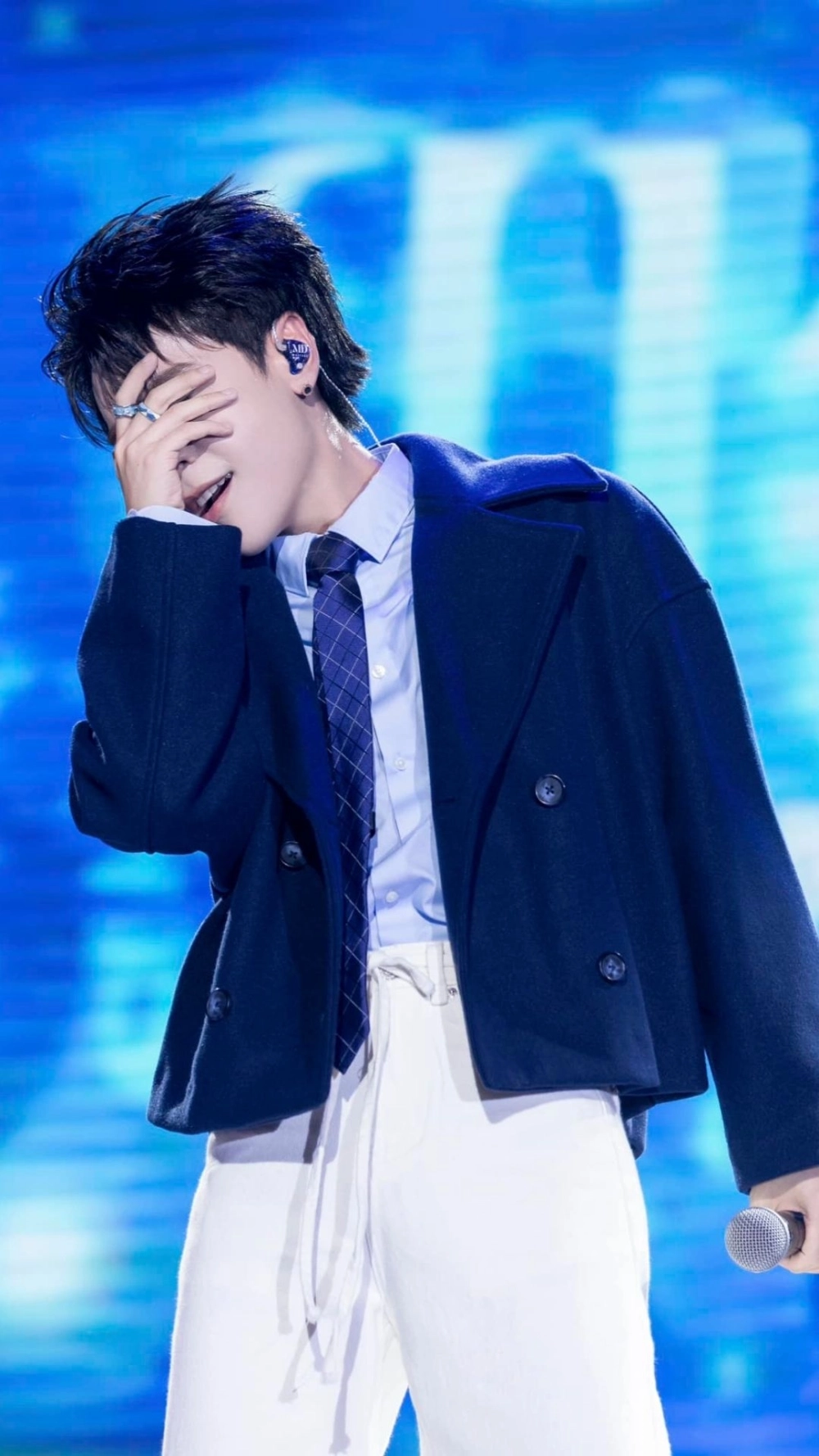 Mỗi lần mở máy là thấy hình nền anh Quang Hùng MasterD