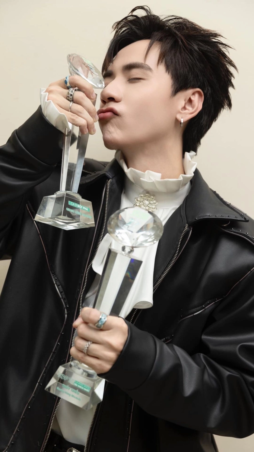 Không nhịn cười nổi với hình nền Quang Hùng MasterD dìm