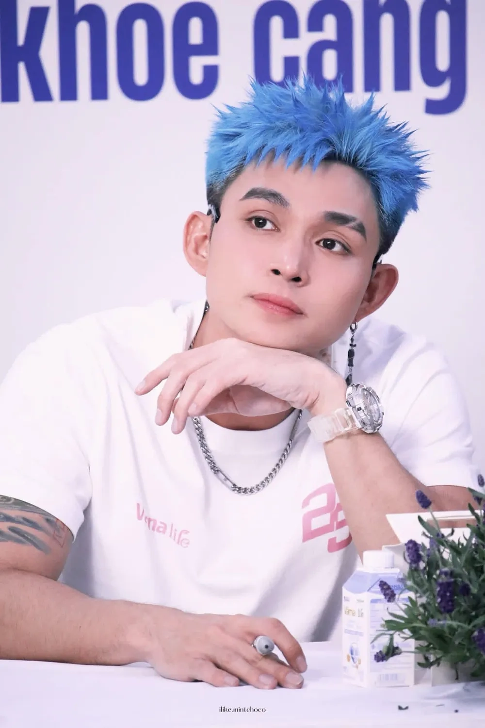 Đắm chìm trong thế giới Jun Phạm sách đầy tinh tế