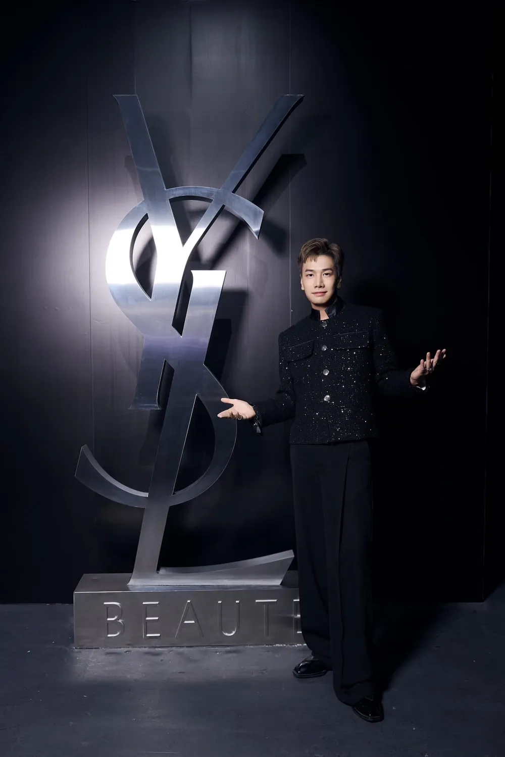 Hé lộ tên thật của Lou Hoàng khiến fan bất ngờ