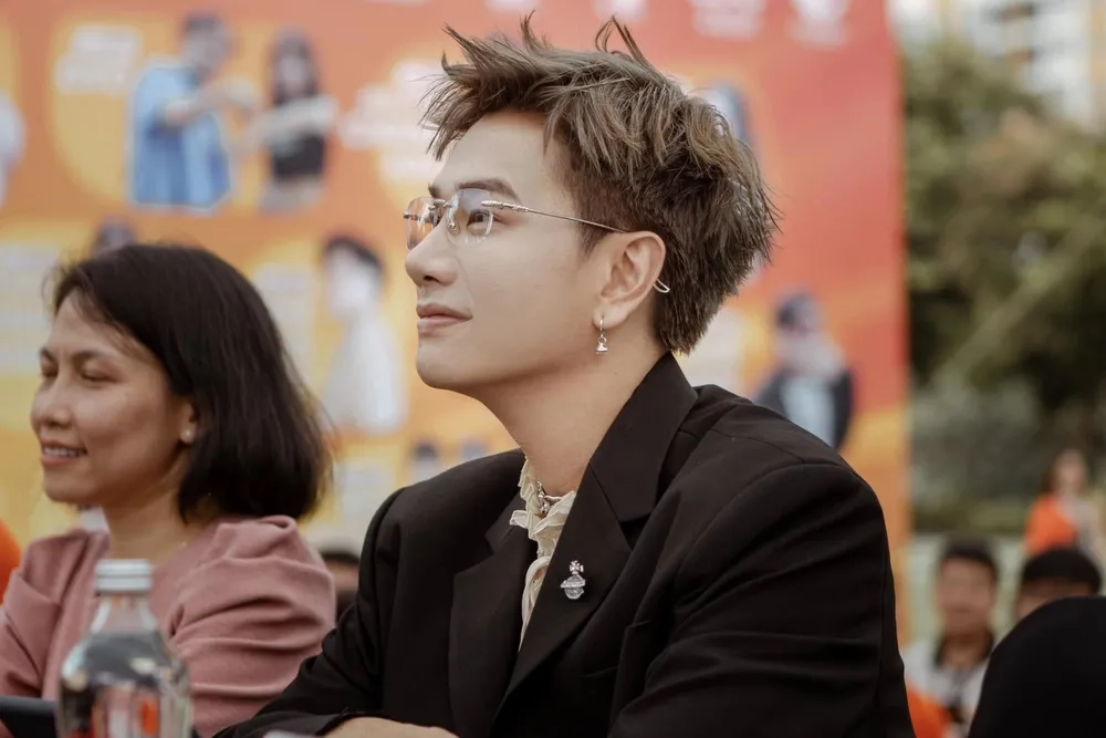 Fan tìm kiếm các bài hát trong Lou Hoàng không ngừng