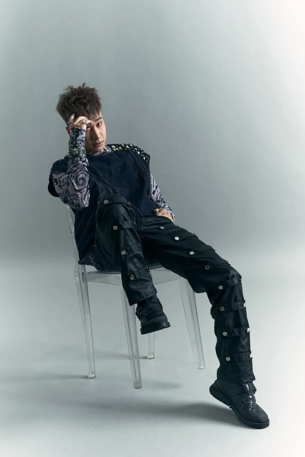 Fan muốn biết Lou Hoàng tên thật là gì