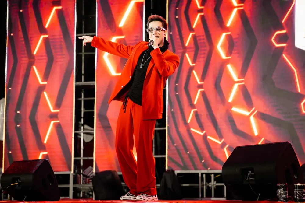 Thử sức với Lou Hoàng karaoke hot trend