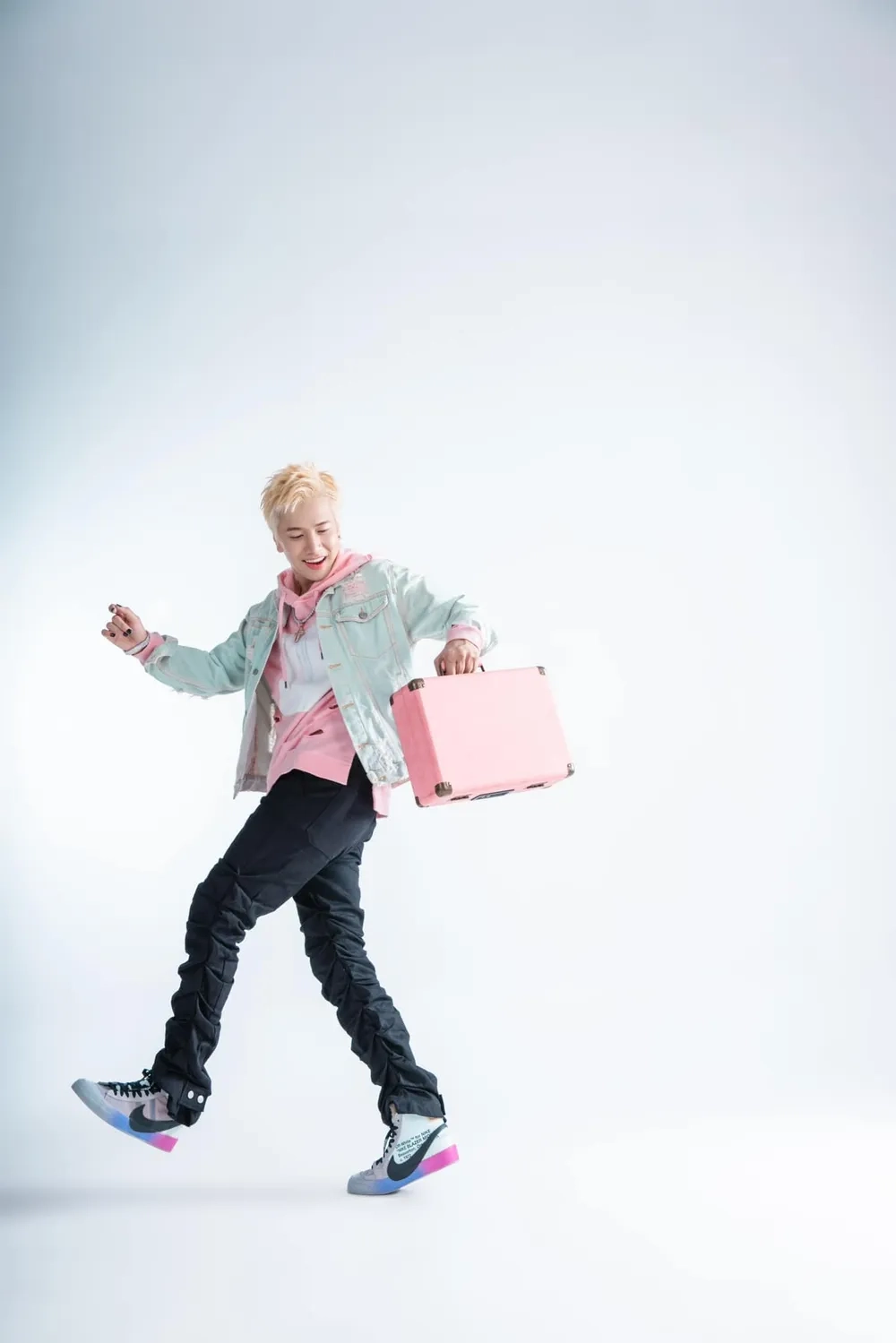 Không ít người hỏi Lou Hoàng là ai