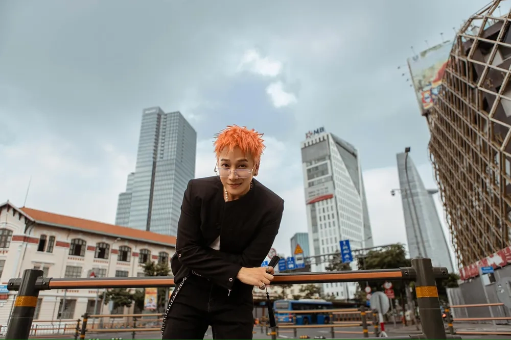 Netizen truy tìm Lou Hoàng tên thật