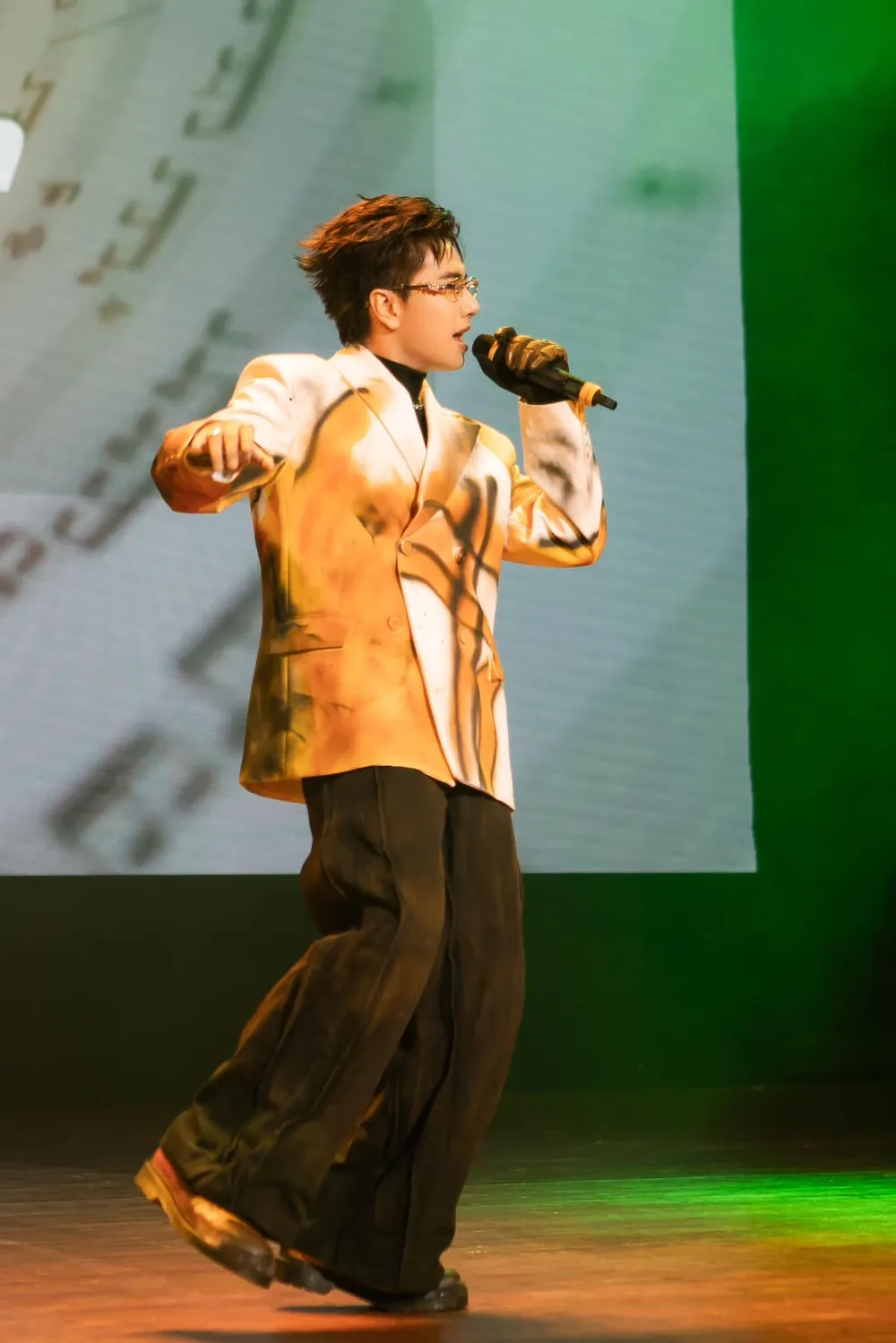 Ngắm loạt hình ảnh Lou Hoàng đẹp xuất sắc