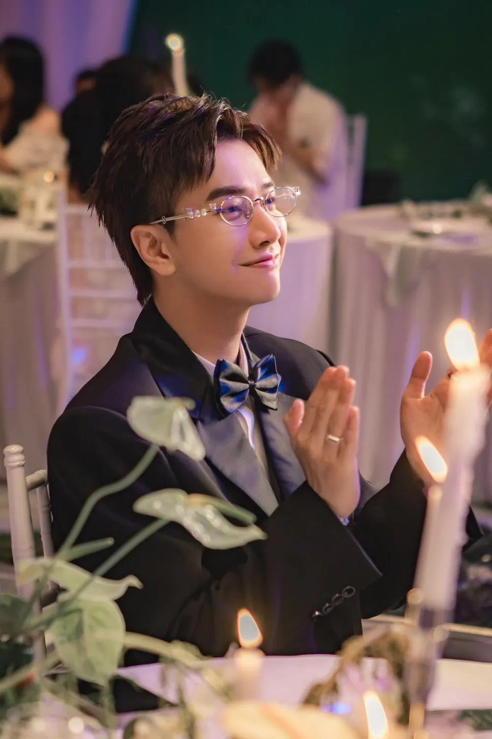 Cảm xúc dâng trào với Lou Hoàng Là bạn không thể yêu lyrics