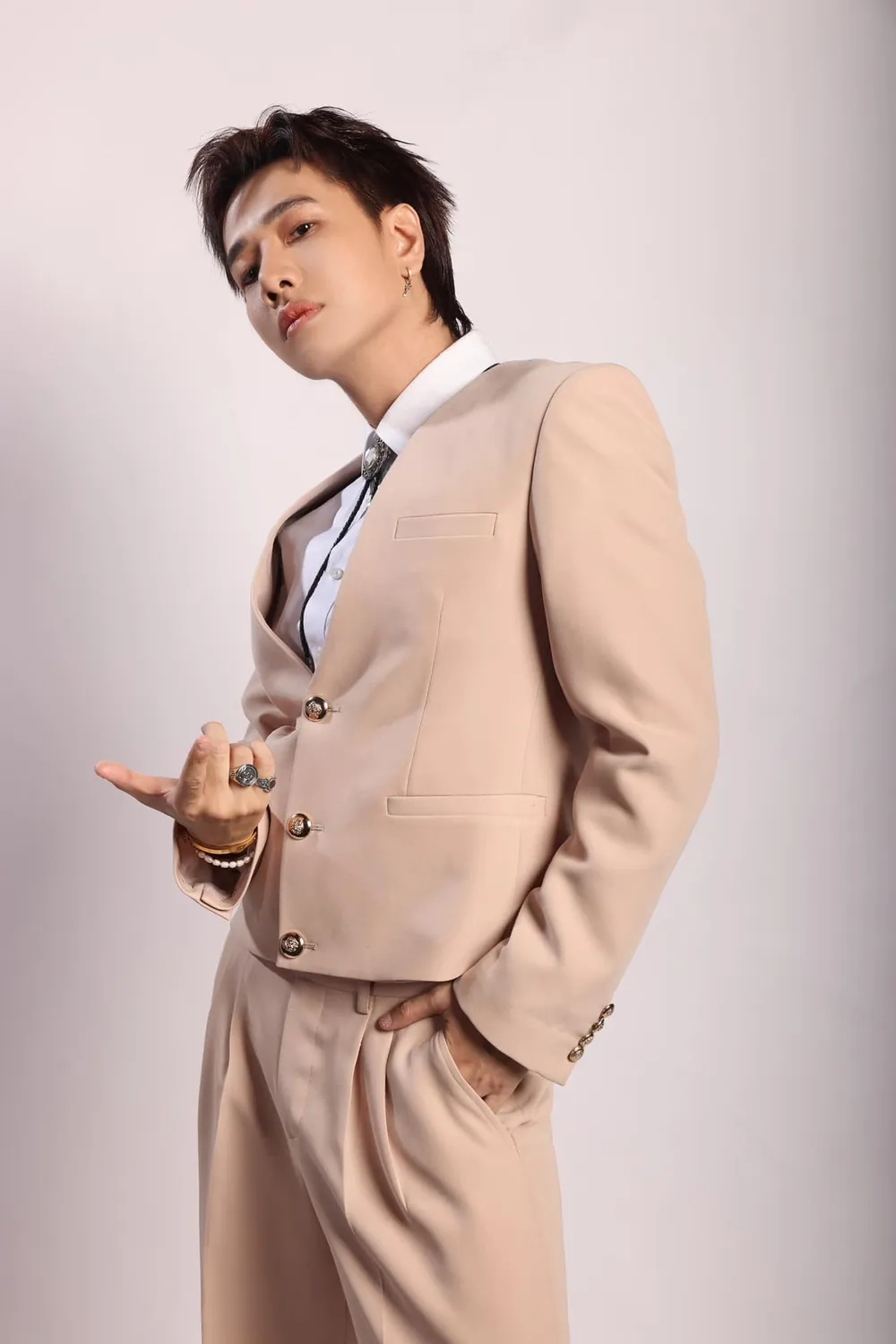 Nghe lại Lou Hoàng album gây sốt