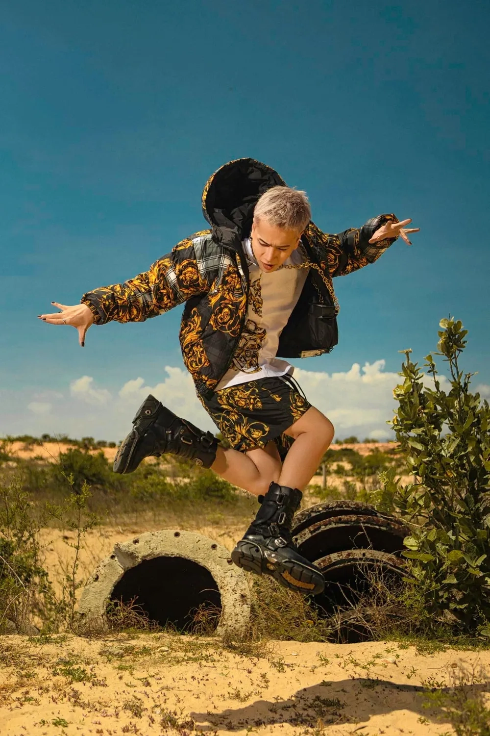 Cư dân mạng tranh cãi Lou Hoàng sinh năm bao nhiều