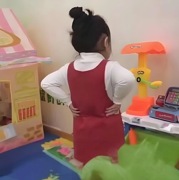 Người đàn ông chống nạnh meme viral cạn lời với mọi tình huống