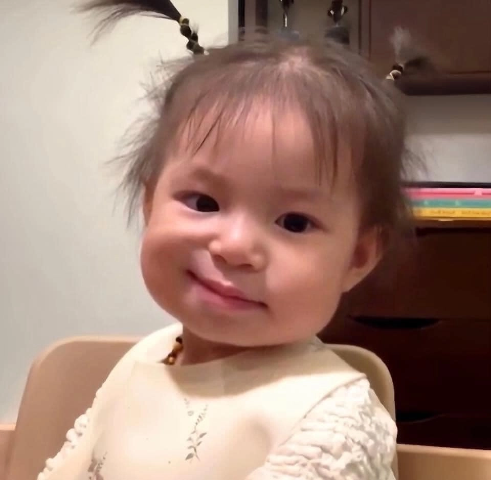 Meme em bé ngạc nhiên viral vì quá đáng yêu
