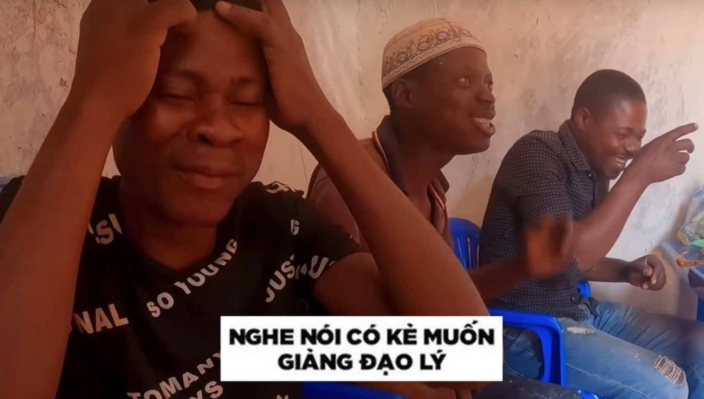Meme thằng da đen ôm đầu biểu cảm đỉnh cao