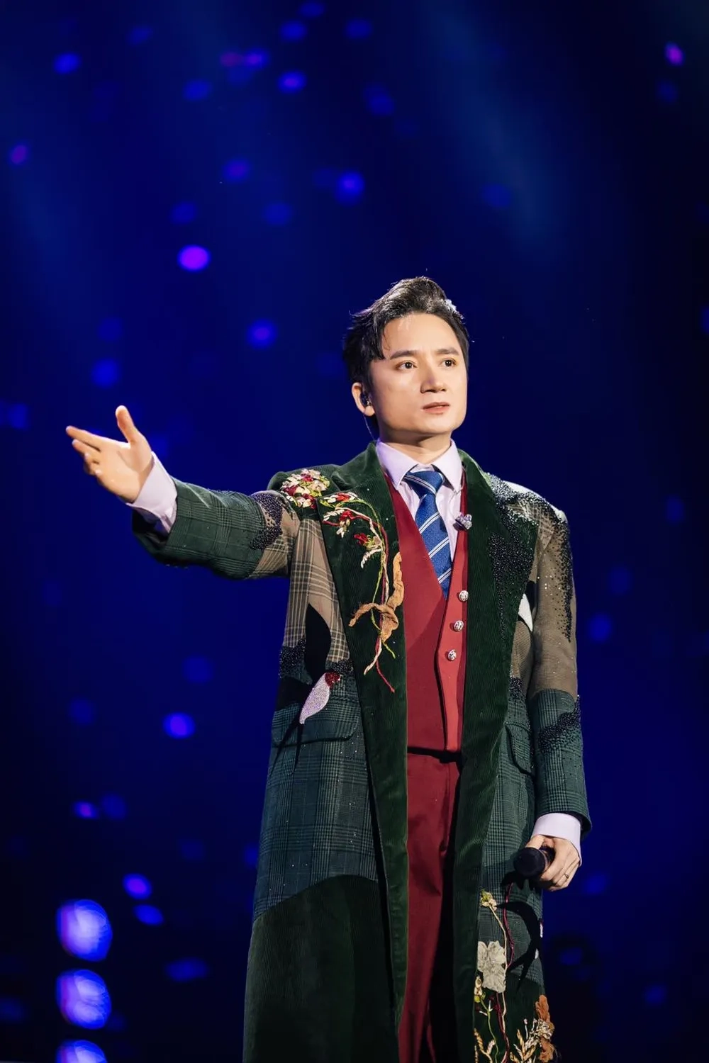 Giai điệu hiện đại kết hợp dân gian trong Phan Mạnh Quỳnh nước ngoài