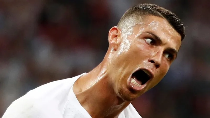 Ronaldo drinks meme: chỉ là chai nước thôi mà viral vậy?