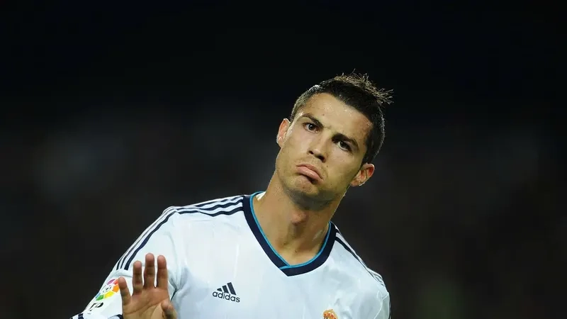 Ronaldo meme với Messi và Busquets: ai cười nổi?