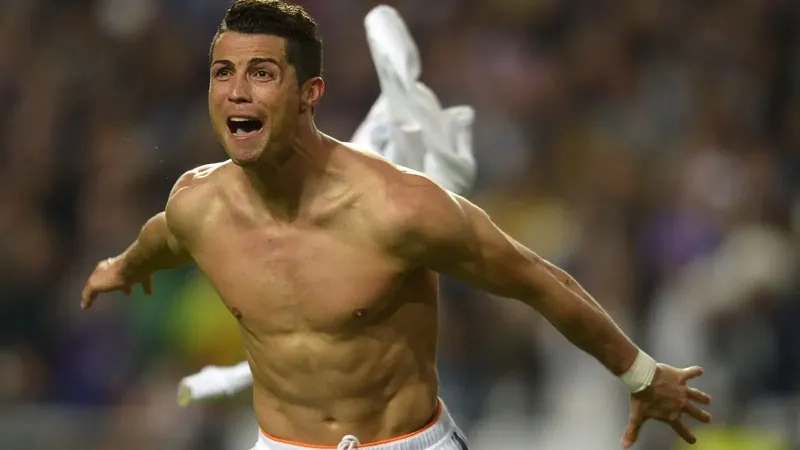 Gif meme Ronaldo cực mặn, cực hợp để cà khịa