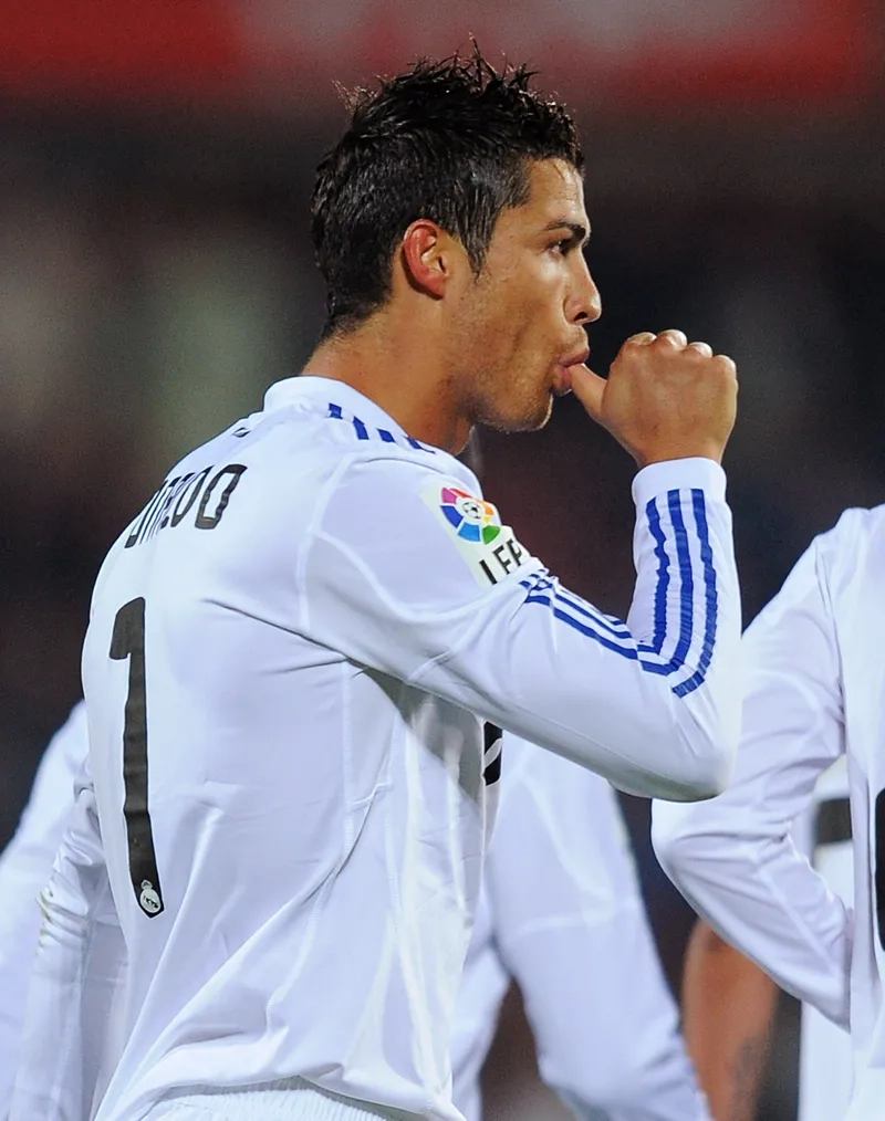 Meme Ronaldo mewing: đẹp trai thì meme cũng ngầu