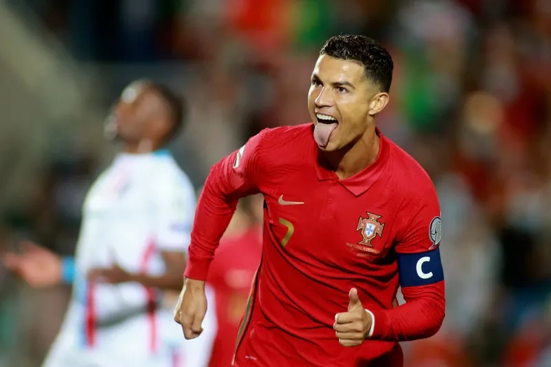 Meme Ronaldo mặt nghiêm nhưng ai nhìn cũng buồn cười