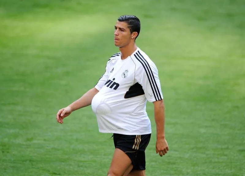 Meme uống nước Ronaldo khiến fan “đứng hình”