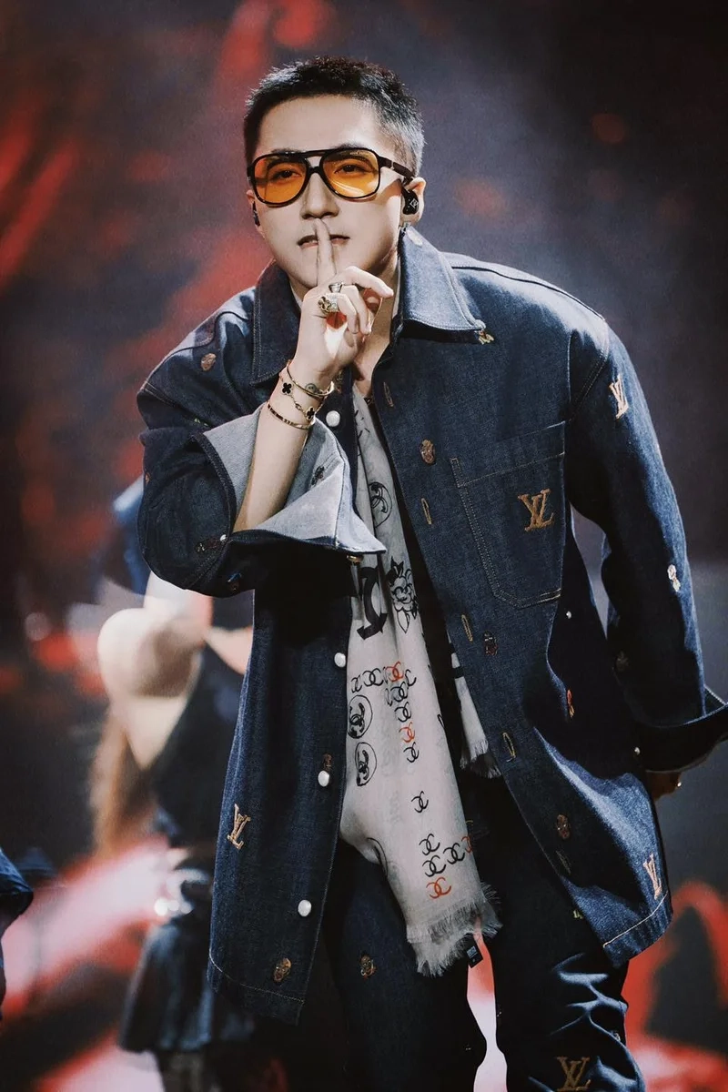 Fan tò mò Sơn Tùng M-TP ở đâu hiện tại