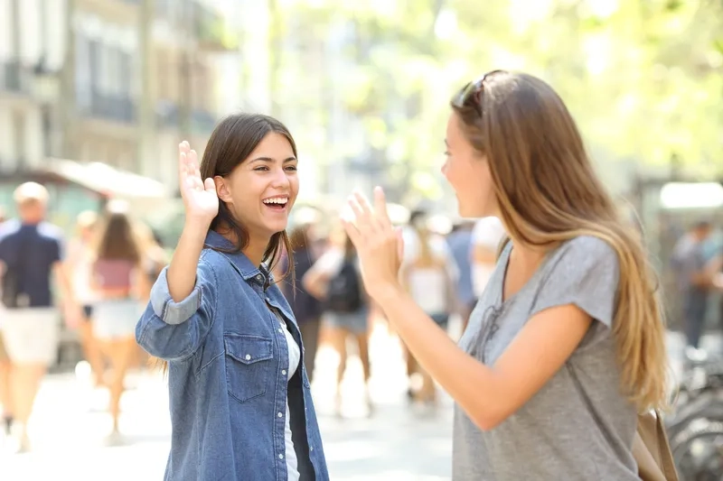 Ảnh bye vẫy tay rời đi không nói một lời