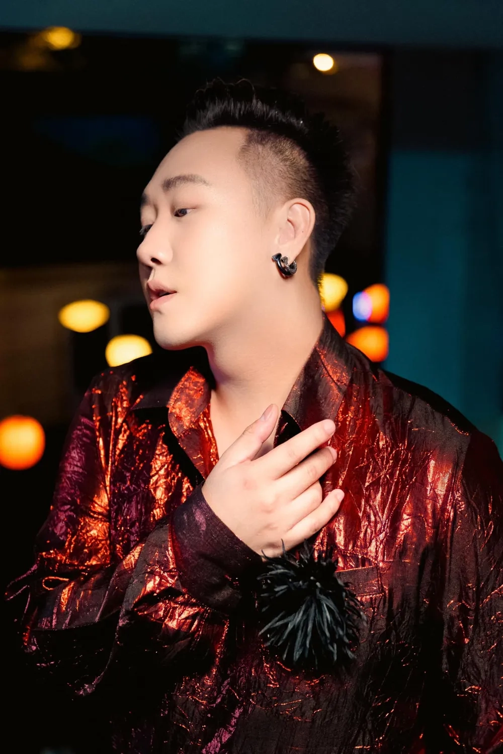 Cảm nhận nỗi buồn qua Trung Quân Idol cô đơn trên sofa