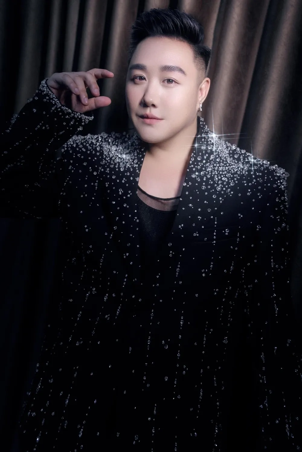 Trung Quân Idol cô đơn trên sofa khiến người nghe xúc động