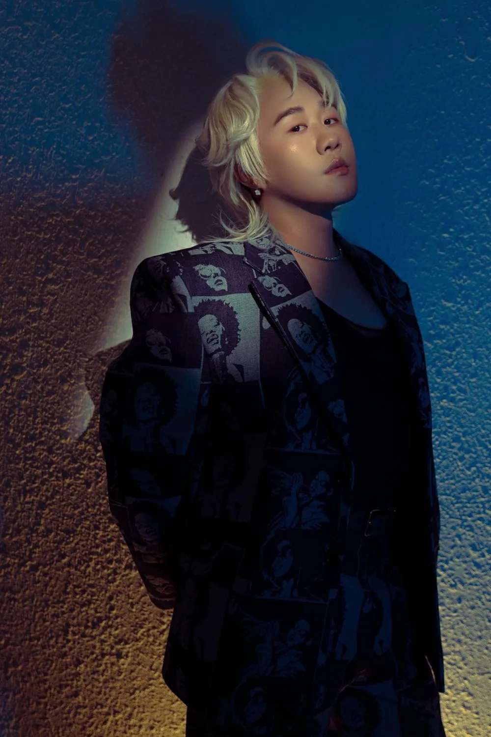 Nỗi cô đơn khắc khoải qua Trung Quân Idol cô đơn trên sofa