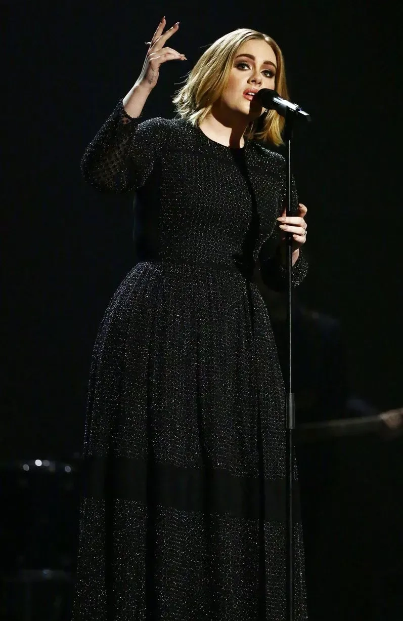 Adele trong video send my love adele