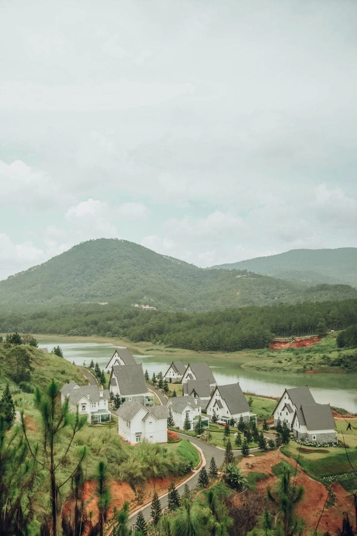 Ảnh cảnh Đà Lạt huyền ảo trong ánh đèn đêm