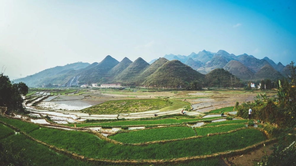 Cột cờ Lũng Cú trên đỉnh núi Rồng