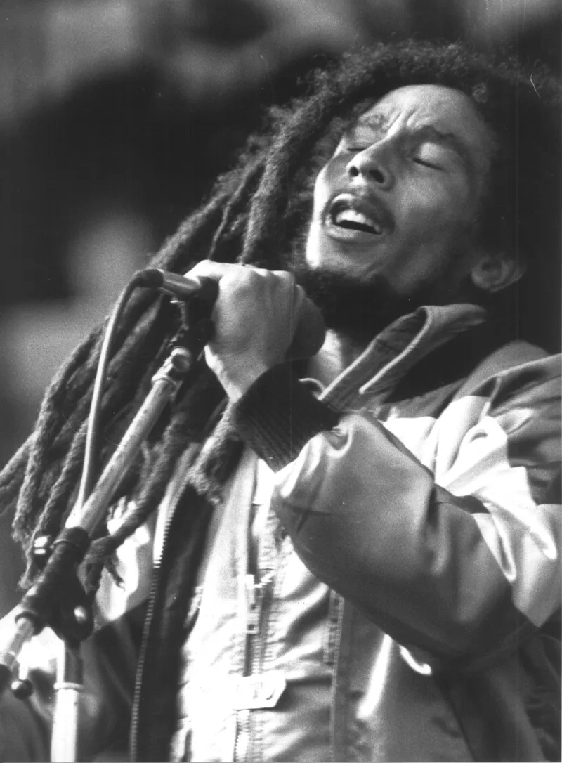 Bob Marley và cây đàn guitar quen thuộc