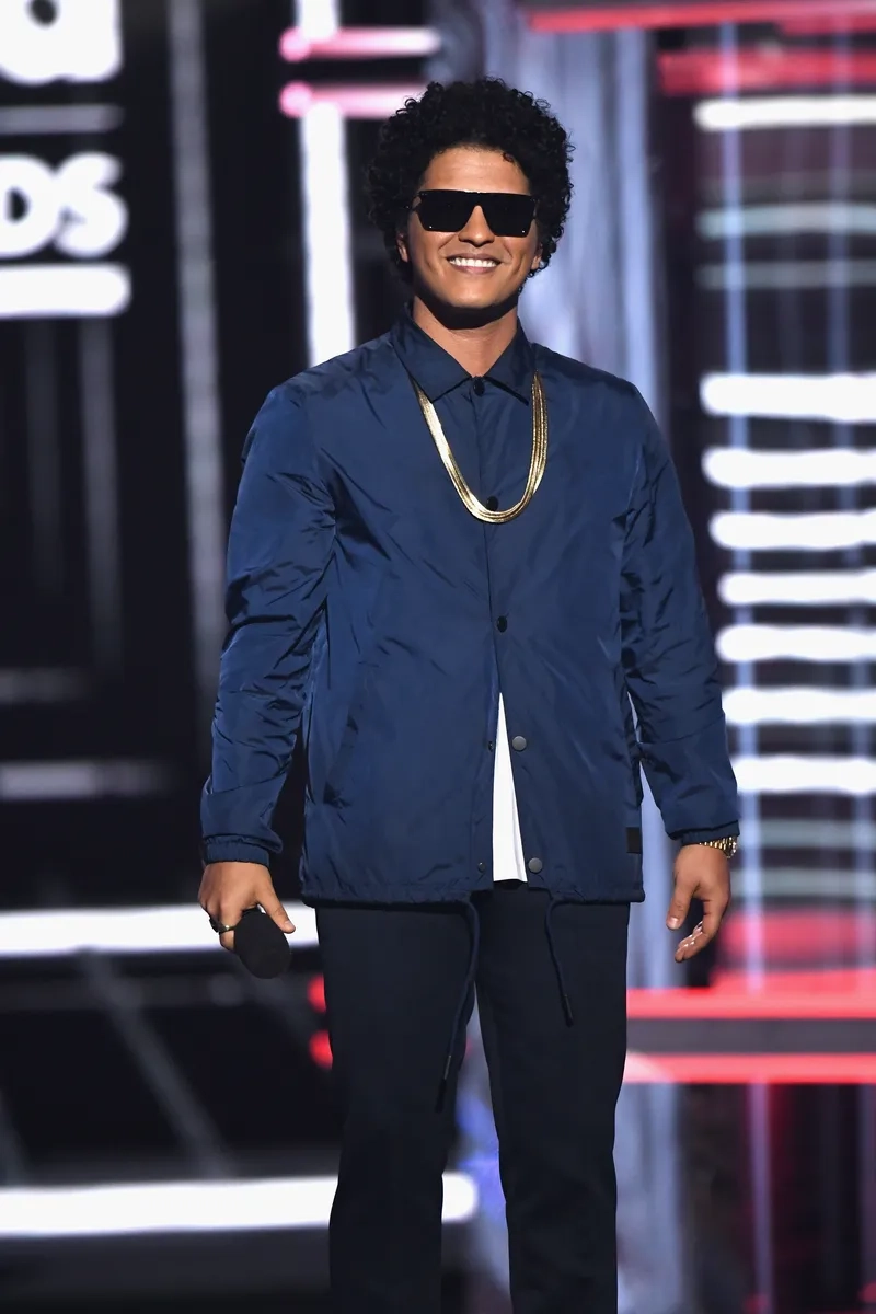 Bruno Mars trình diễn bản hit die with a smile bruno mars