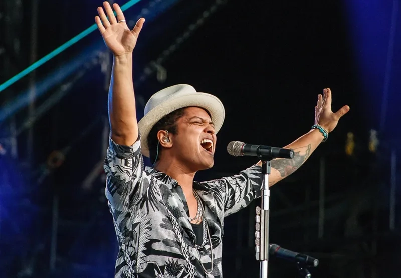 Sân khấu bùng nổ cùng bruno mars lady gaga