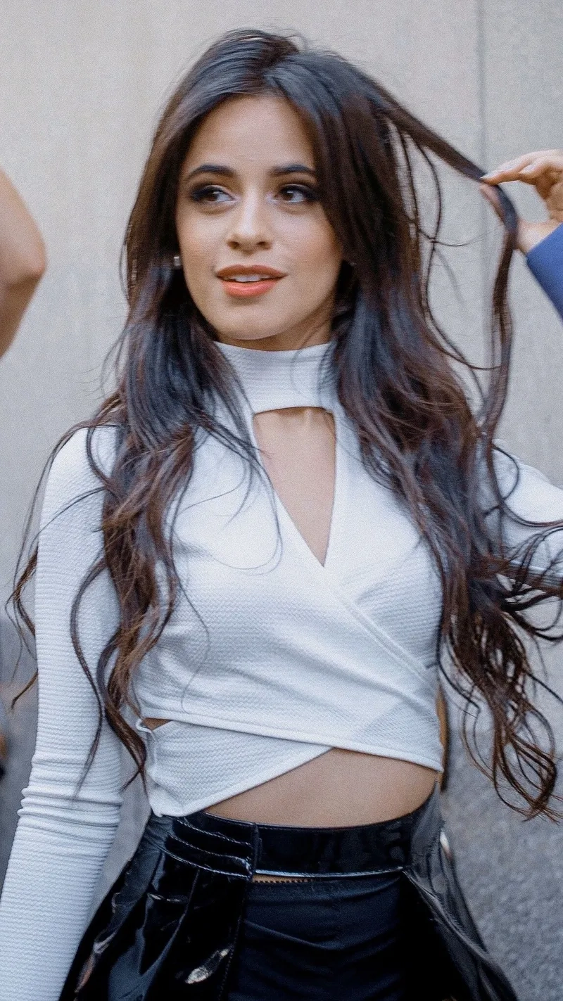 Hình ảnh ấn tượng từ MV Camila Cabello Señorita