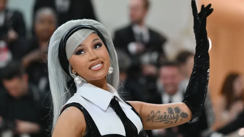 Biểu cảm cá tính của Cardi B