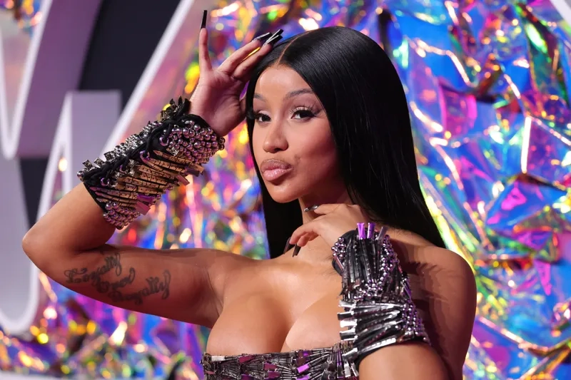 Khoảnh khắc Cardi B chọi giày gây bão