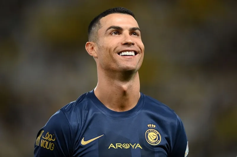 Cristiano Ronaldo với vẻ ngoài lịch lãm