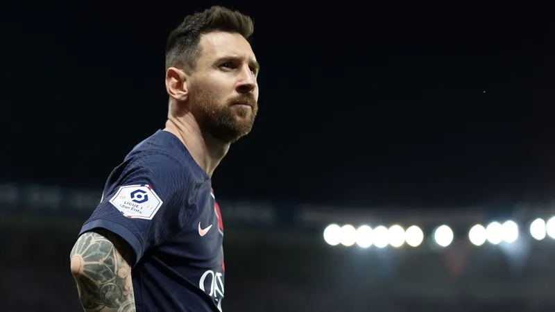 Messi nâng cao chiếc cúp vô địch