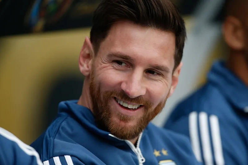 Nụ cười hiền của Messi trên sân