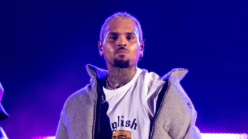 Chris Brown và Usher trong MV New Flame