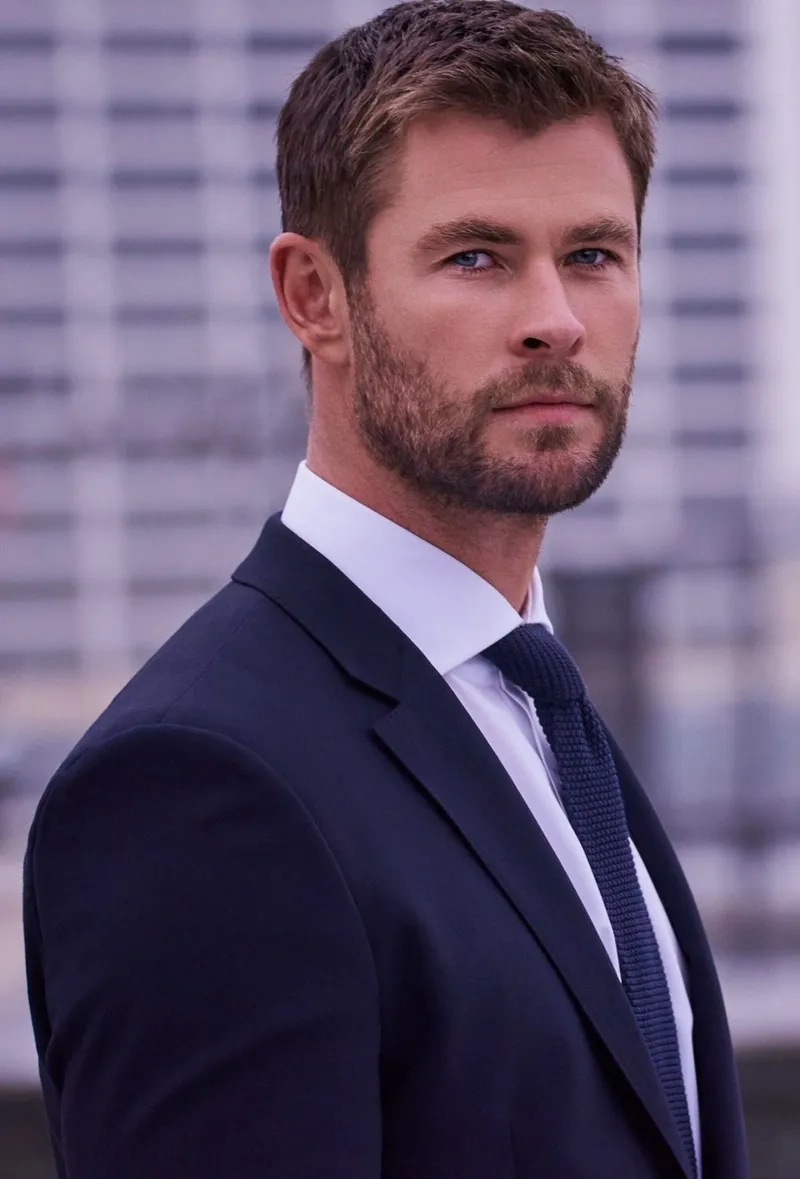 Chris Hemsworth trong vai Thần sấm Thor