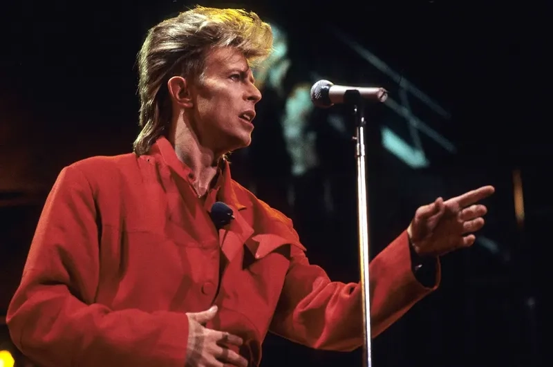 Tạo hình ấn tượng của David Bowie trên sân khấu