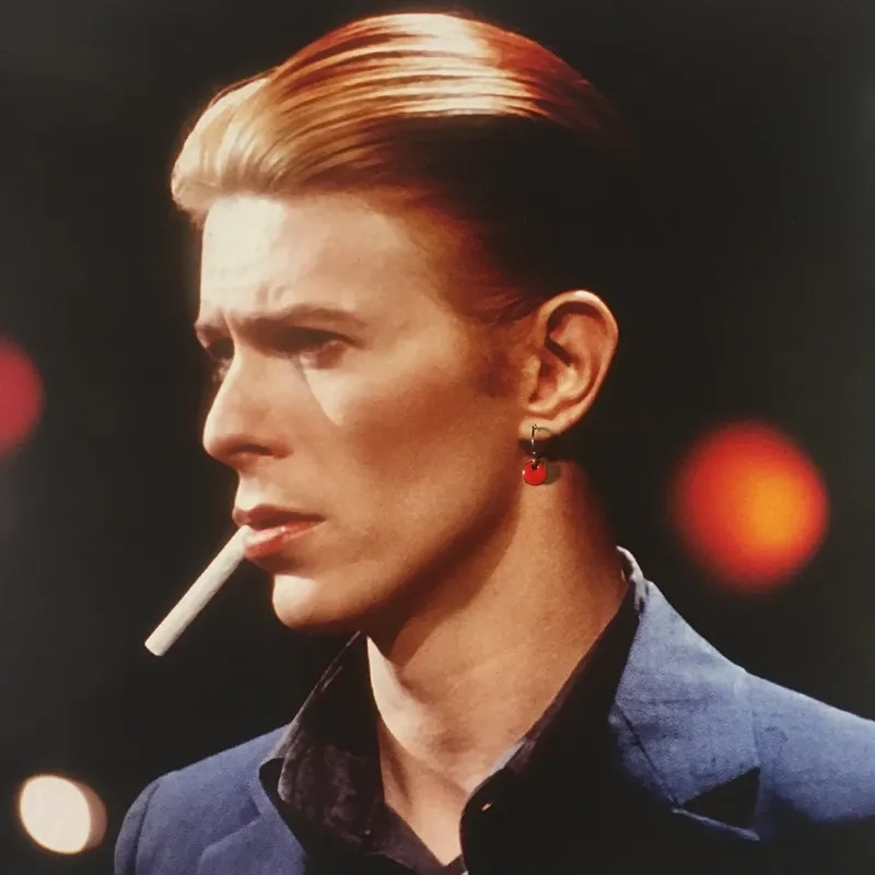 Một poster từ phim về David Bowie