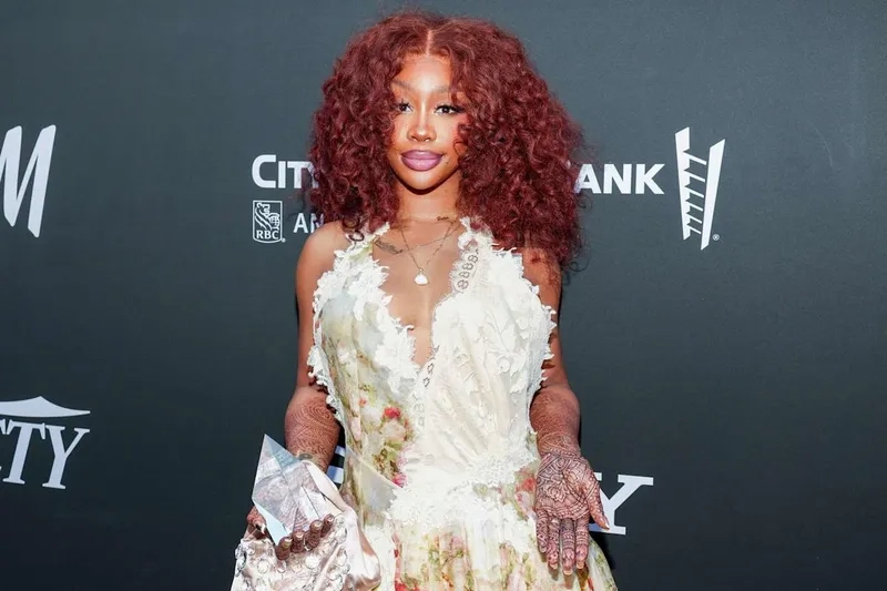 Phong thái tự tin trong MV Woman