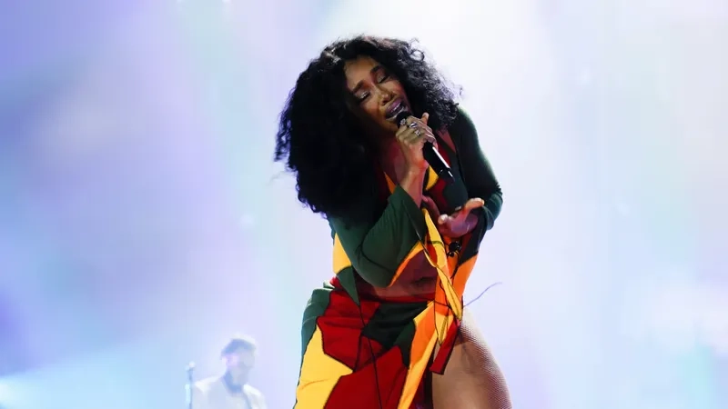 Doja Cat và SZA với hit Kiss Me More