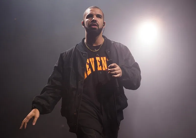 Drake trình diễn trên sân khấu