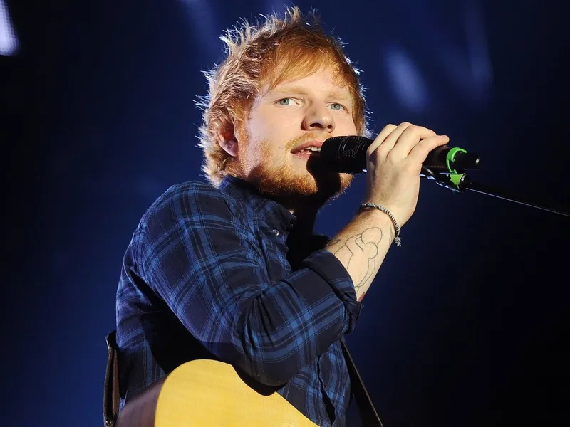 Ed Sheeran cùng cây đàn guitar Sapphire quen thuộc