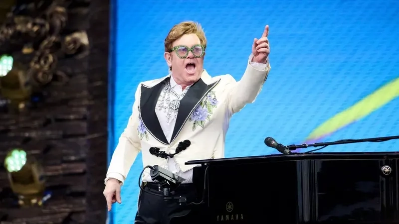 Phong cách thời trang độc đáo của Elton John