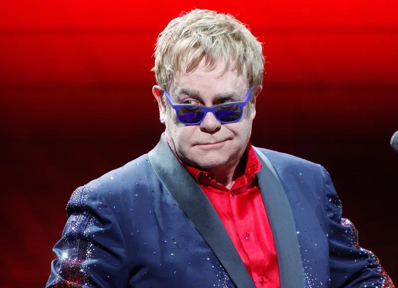 Cuộc đời Elton John qua những bức ảnh chân thực và hiếm có